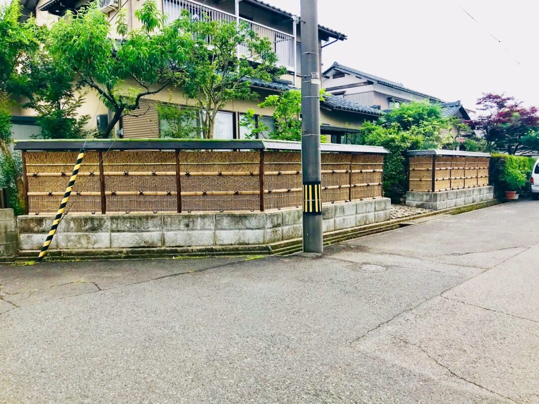 M邸