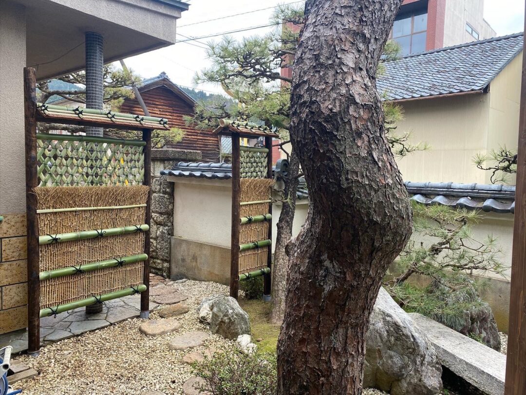 S邸