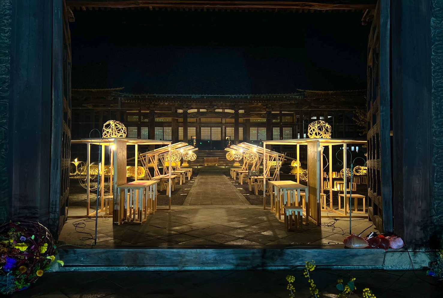 福井県越前市味真野地区で開催された『味真野お寺びらき』。夜の毫摂寺を舞台に、竹之助とフラワーアーティストKAZU氏による幻想的なライトアップ『たけ花あかり』が行われた様子。