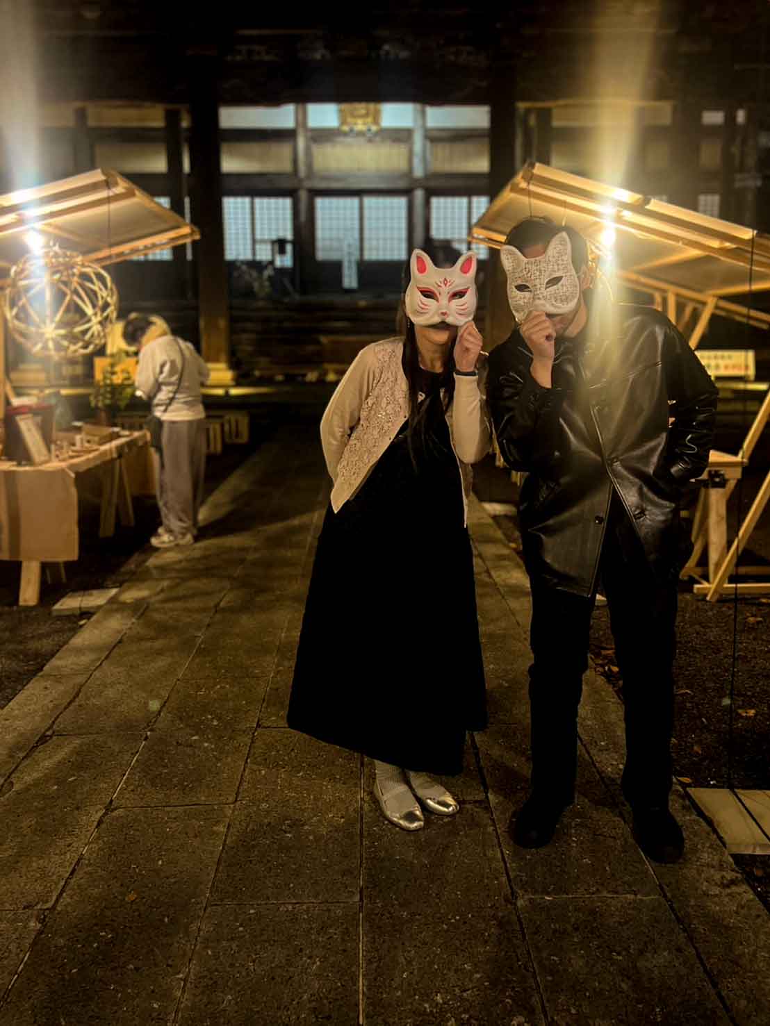 毫摂寺の本堂前。歴史的建造物を背景に、光の演出が荘厳に広がる夜景。