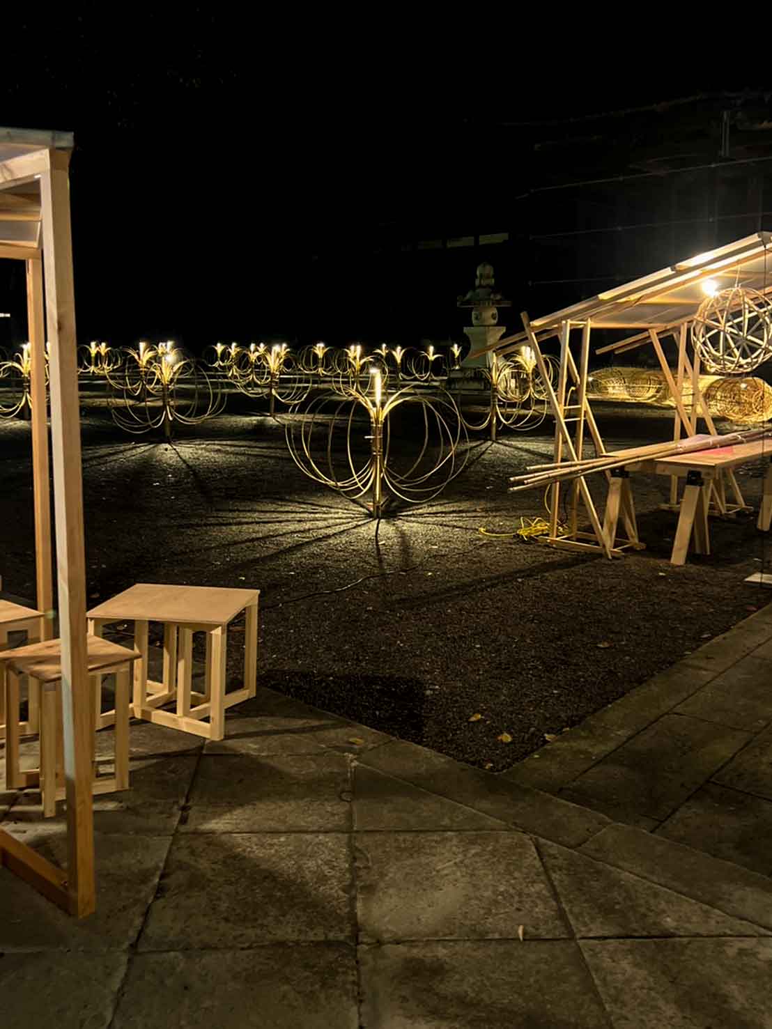 味真野地区の参道に並ぶ灯り。訪れた人々がゆっくりと歩きながら文化と光に触れる場面。