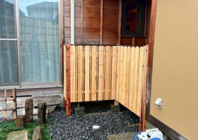 設備を目立たせず、庭の景観に溶け込むように仕上げた室外機カバー。