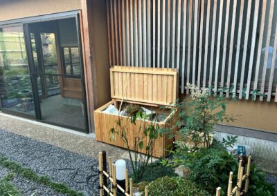 手入れ道具を収納するための道具箱。実用性を備えながら、庭の雰囲気に合う佇まいに。